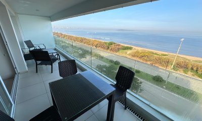 Apartamento 2 dormitorios con terraza y parrillero primera linea