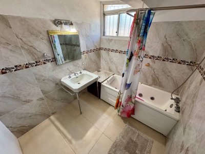 casa de 4 dormitorios en venta punta del este 150m del mar - agp3640c