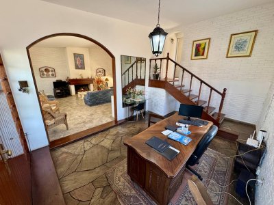 casa de 4 dormitorios en venta punta del este 150m del mar - agp3640c