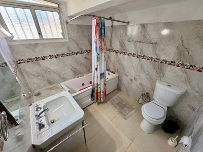 casa de 4 dormitorios en venta punta del este 150m del mar - agp3640c