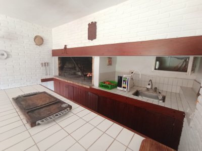 casa de 4 dormitorios en venta punta del este 150m del mar - agp3640c