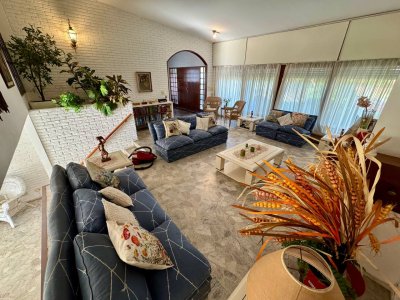 casa de 4 dormitorios en venta punta del este 150m del mar - agp3640c