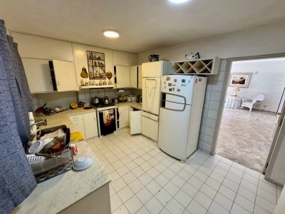 casa de 4 dormitorios en venta punta del este 150m del mar - agp3640c