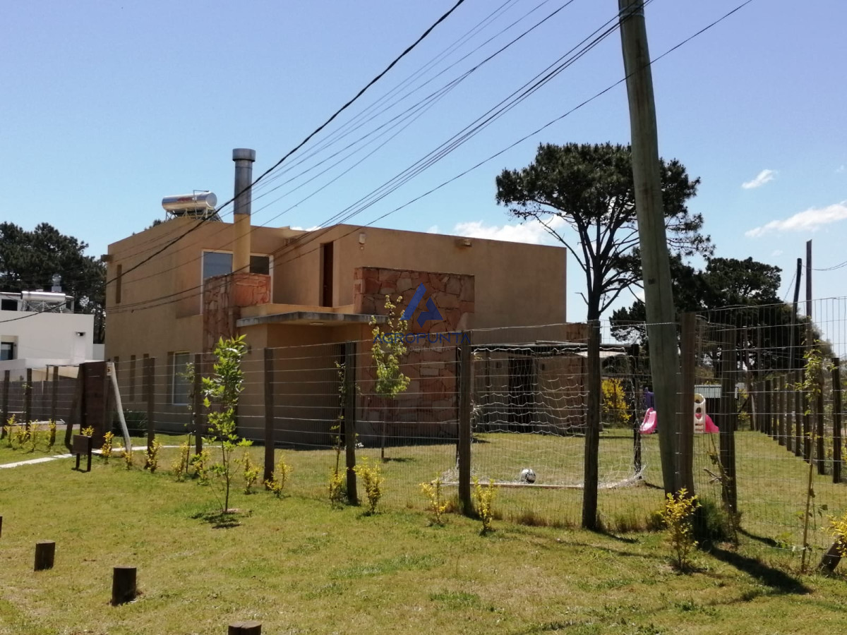 moderna casa en inmediaciones de laguna del diario - pinares * 3 dormitorios - agp5380c
