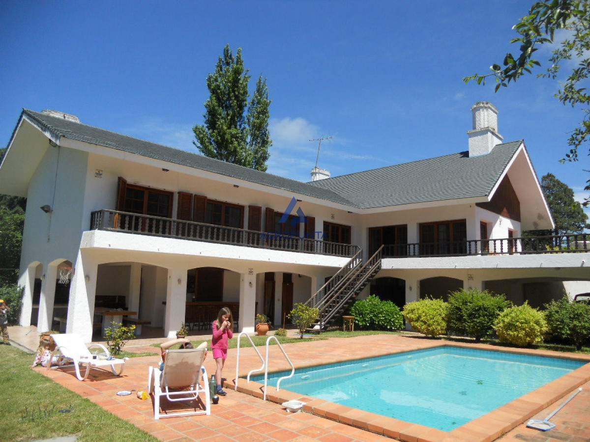 Hermosa casa de 6 dormitorios ubicada en San Rafael - AGP3463C