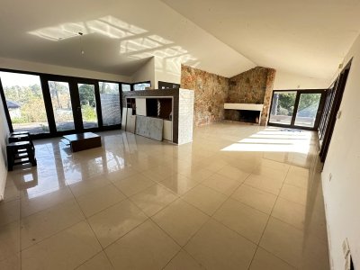 Casa 3 dormitorios y servicio en Barrio Golf
