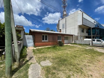 CASA 2 DORMITORIOS GRAN TERRENO ZONA CÉNTRICA