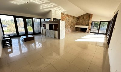 Casa 3 dormitorios y servicio en Barrio Golf