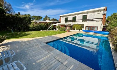 Casa de 4 Dormitorios en Venta Punta del Este 150m del mar