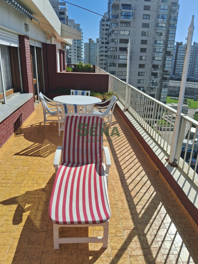Venta de apartamento penthouse en la brava, 2 dormitorios y 2 baños con terraza con vista a la Mansa - GoPunta - Portal Inmobiliario de Punta del Este - Maldonado