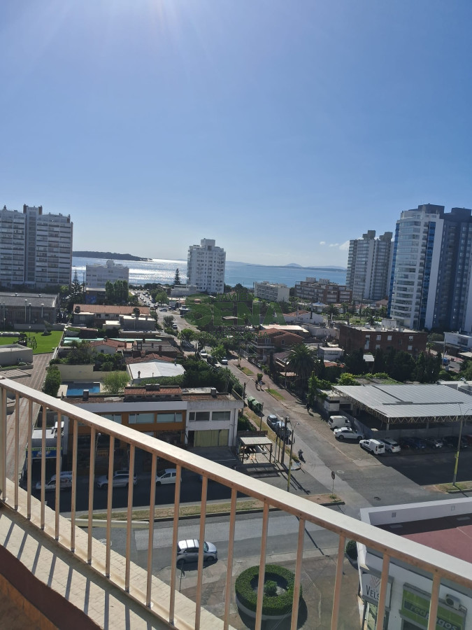 Venta de apartamento penthouse en la brava, 2 dormitorios y 2 baños con terraza con vista a la Mansa - GoPunta - Portal Inmobiliario de Punta del Este - Maldonado