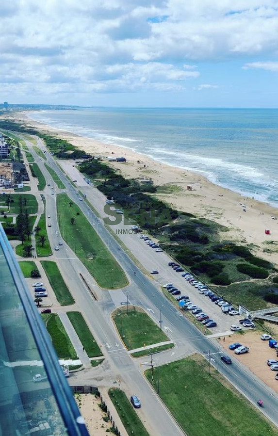 Venta de amplio apartamento en la Brava con la mejor vista, unidades planta unificada 01 y 02, 4 dormitorios, 6 baños, todos los servicios. - GoPunta - Portal Inmobiliario de Punta del Este - Maldonado