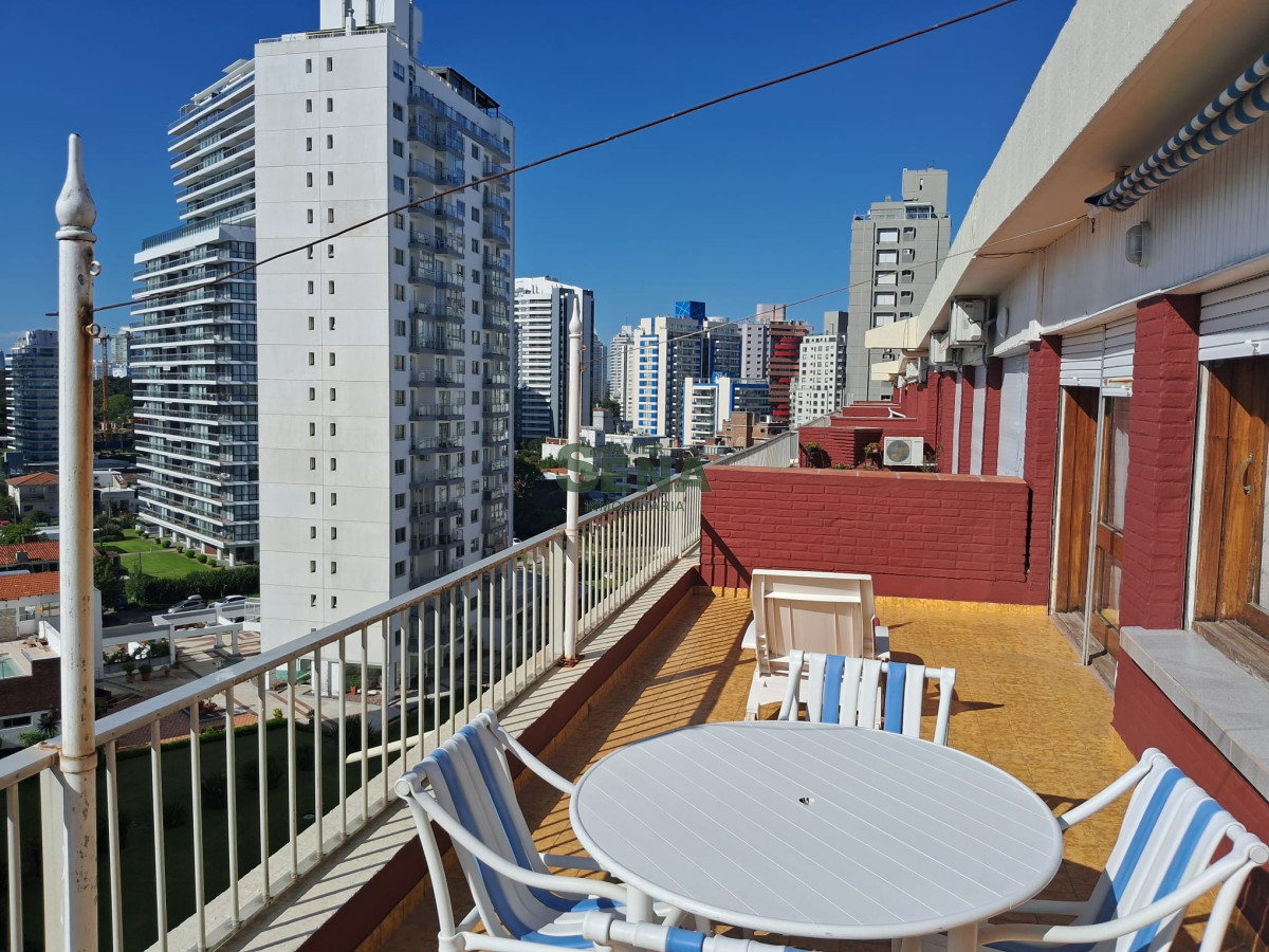 Venta de apartamento penthouse en la brava, 2 dormitorios y 2 baños con terraza con vista a la Mansa - GoPunta - Portal Inmobiliario de Punta del Este - Maldonado