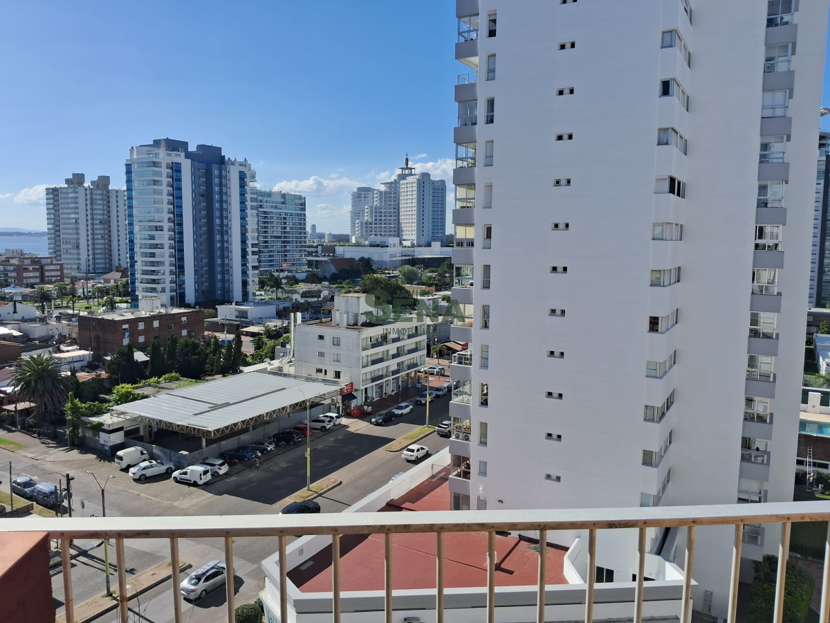 Venta de apartamento penthouse en la brava, 2 dormitorios y 2 baños con terraza con vista a la Mansa - GoPunta - Portal Inmobiliario de Punta del Este - Maldonado