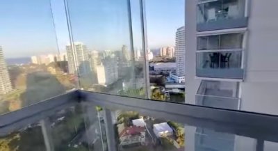 Venta y alquiler de apartamento de 2 dormitorios en playa mansa con vista en excelente edificio con amenities.