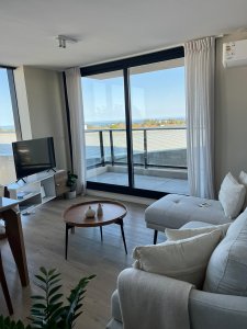 Venta de apartamento en la Roosevelt, de 3 dormitorios y 2 baños a estrenar excelente ubicación, muy iluminado, con vistas y todos los amenities.
