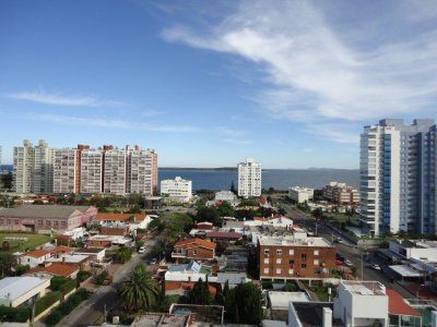 Venta de apartamento en la Brava, 3 dormitorios, 2 baños, gran vista con todos los servicios.-  