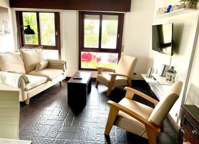 Venta de apartamento en la Peninsula, 2 dormitorios, baño, a un paso de todo.