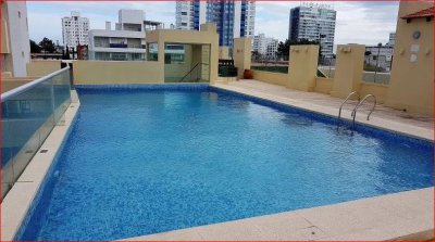 Alquiler de apartamento en la Brava, 2 dormitorios, 2 baños, piscina, servicios y buena vista.