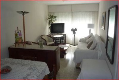 Venta de apartamento en la Peninsula, 1 dormitorio y dos baños, buen edificio.