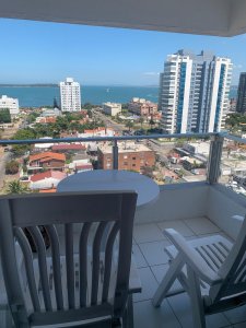 Venta y alquiler de apartamento de un dormitorio y medio, baño, vista.