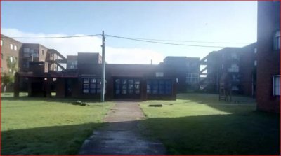 Venta de apartamento cerca del Centro de Maldonado, 1 dormitorio, baño, estacionamiento.