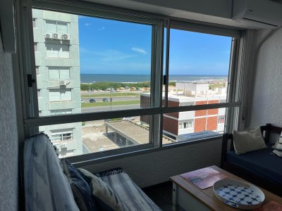 Venta de apartamento en la brava, 1 dormitorio, baño, con vista y todos los servicios.