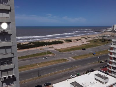 Venta de apartamento en la Brava, 3 dormitorios, 2 baños, piscina climatizada, linda vista.