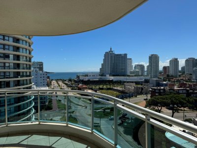 Venta de apartamento en la brava, 3 dormitorios 2 baños, piscina y servicios.