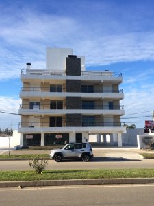 Venta de apartamento cerca del centro de Maldonado, 3 dormitorios, baño.