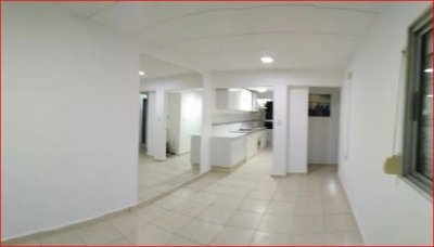 Venta de apartamento en el centro de Maldonado, 4 dormiorios, 1 baño, estacionamiento.