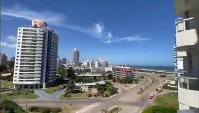 Alquiler de apartamento en la brava, de 2 dormitorios 3 baños, a una cuadra del mar y 3 de playa mansa con todas las amenities.