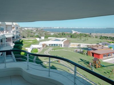 Venta y Alquiler de apartamento en complejo Veramansa combinación natural de campo, bosque y mar  de Punta del Este con todas las amenities