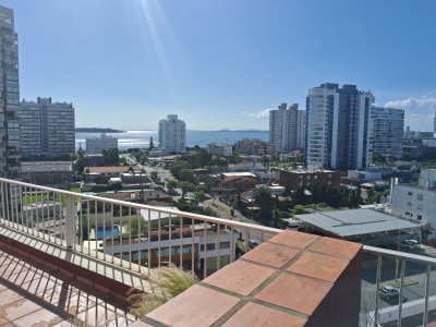 Venta de apartamento penthouse en la brava, 2 dormitorios y 2 baños con terraza con vista a la Mansa