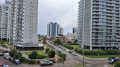 Venta de apartamento en la brava, de 1 dormitorio, baño, servicios y piscina.