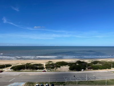 Venta de apartamento en la brava, 1 dormitorio, baño, piscina, la mejor vista al mar.