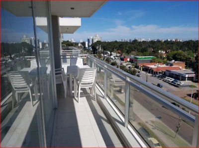 Alquiler de apartamento en la Roosevelt, 2 dormitorios, 2 baños, balcon, piscina, servicios.