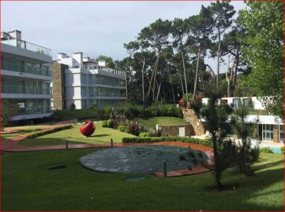 Venta de apartamento en la Mansa, 1 dormitorio, baño, piscina y servicios. 