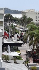 Venta de apartamento en la brava, de 1 dormitorio, baño, servicios y piscina.
