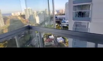 Venta y alquiler de apartamento de 2 dormitorios en playa mansa con vista en excelente edificio con amenities.