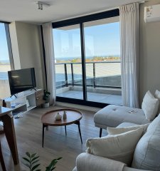 Venta de apartamento en la Roosevelt, de 3 dormitorios y 2 baños a estrenar excelente ubicación, muy iluminado, con vistas y todos los amenities.