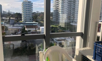 Venta de apartamento en la Brava, moderno edificio y apto con 2 dormitorios, 3 baños, piscina climatizada.