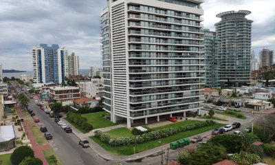 Venta de apartamento en la brava, 3 dormitorios, 2 baños, piscina, buena vista.