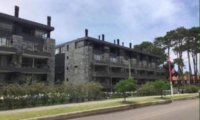 Venta de apartamento en la brava, 2 dormitorios, baño, piscina, balcon, buen edificio.