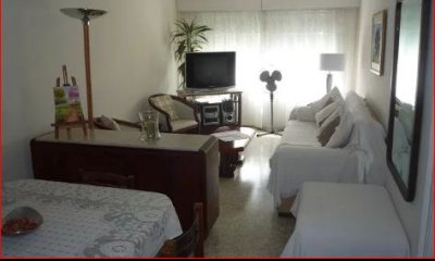 Venta de apartamento en la Peninsula, 1 dormitorio y dos baños, buen edificio.