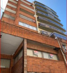 Venta de apartamento en el Cordon, 2 dormitorios, baño, buen edificio.