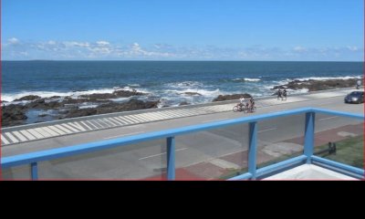 Venta de apartamento en la Peninsula, 3 dormitorios, 2 baños, muy buena vista, servicios y edificio de buena construccion.