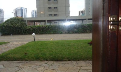 Venta de apartamento en la brava, 3 dormitorios, 2 baños, frente al mar.-