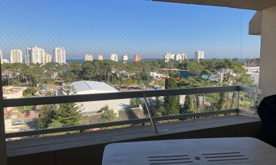 Venta de apartamento en la Roosevelt, 3 dormitorios, 2 baños, servicio con baño, terraza, muy buena vista. o con baño, terraza,