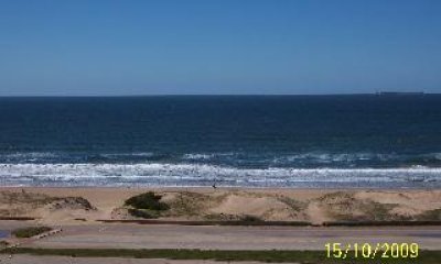 Venta y alquiler apartamento en la Brava, 2 dormitorios, 2 baños, balcon vista y servicios.